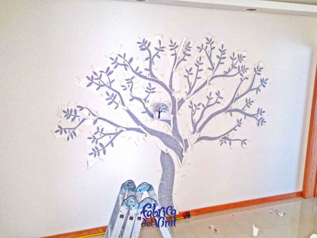 Árbol de Vinil para Pared representa aspectos familiares en cada una de las partes: Tronco: Estabilidad emocional y seguridad de los miembros de la familia. Copa: Sueños, ilusiones de los integrantes de la familia. Ramas: Fuertes relaciones entre los integrantes.