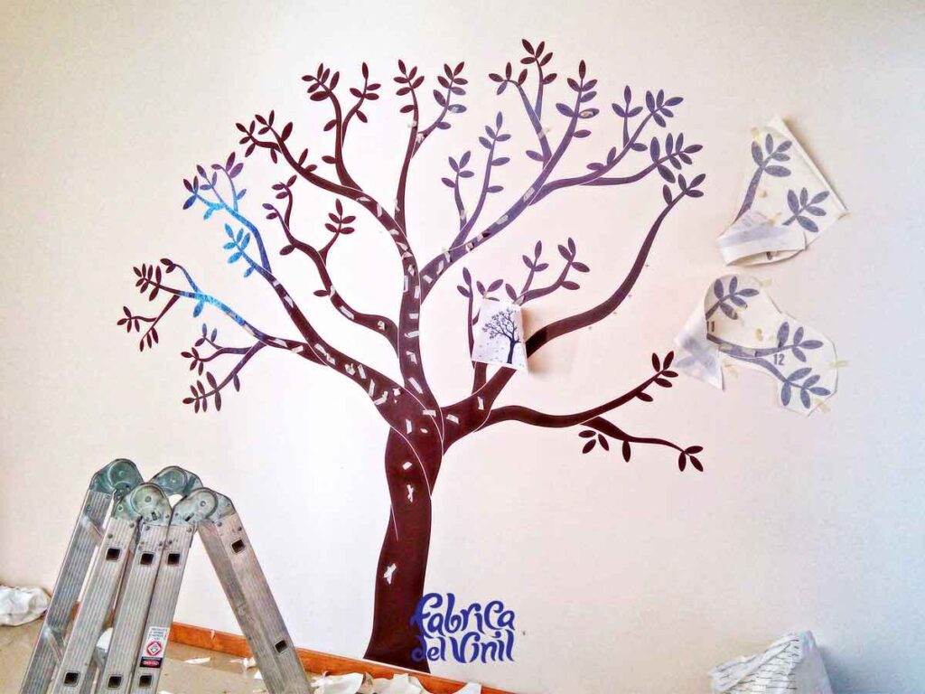 Árbol en Vinilo para Pared representa aspectos familiares en cada una de las partes: Tronco: Estabilidad emocional y seguridad de los miembros de la familia. Copa: Sueños, ilusiones de los integrantes de la familia. Ramas: Fuertes relaciones entre los integrantes.