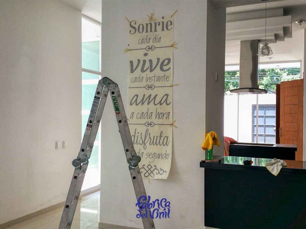 Impresiona a tus amigos, clientes, familia, visitas, con diseños de Frases en Vinilo para Pared de tu propia inspiración o cualquier imagen que veas en páginas web, redes sociales, hasta fotos tuyas originales.