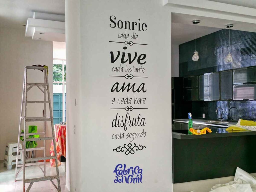 Impresiona a tus amigos, clientes, familia, visitas, con diseños de Frases en Vinilo para Pared de tu propia inspiración o cualquier imagen que veas en páginas web, redes sociales, hasta fotos tuyas originales.