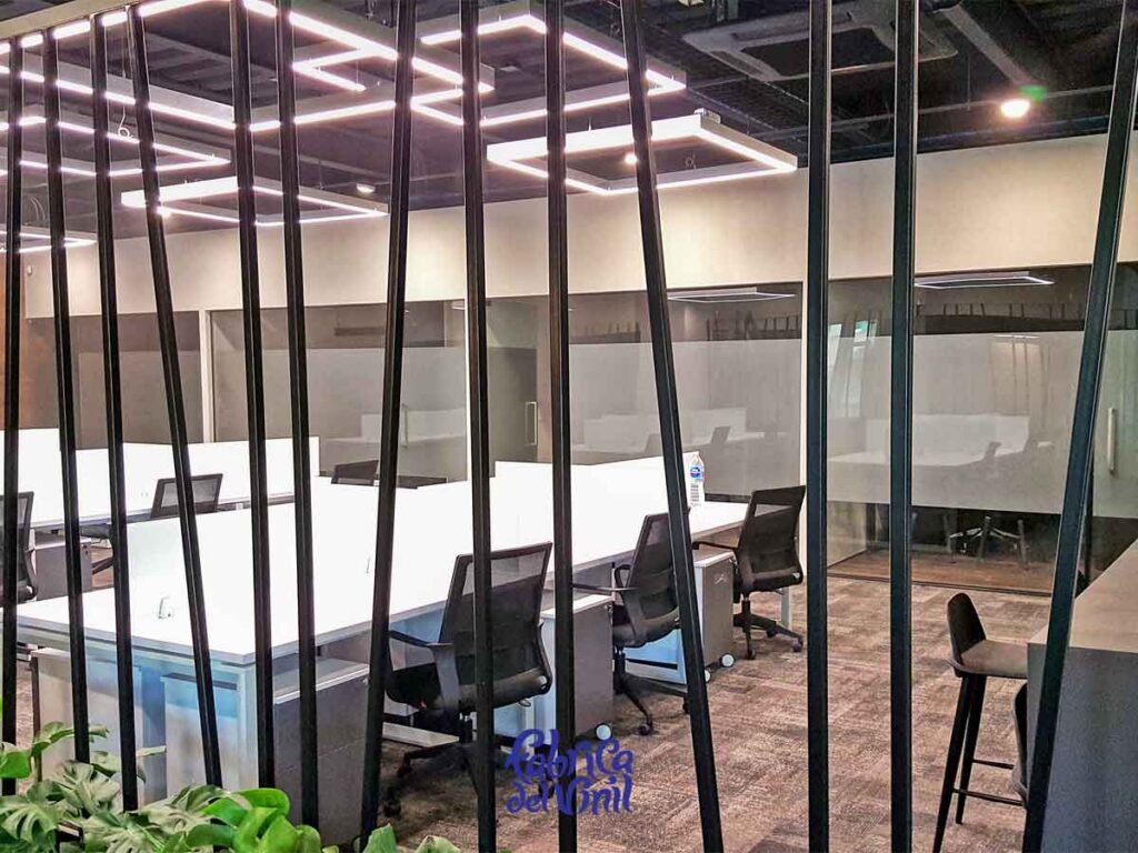 Este proyecto es la remodelación de Oficinas Corporativas Modernas. El diseño es la distribución óptima de sus espacios, divididos en cubículos según la función de cada uno de los colaboradores dentro de este edificio.